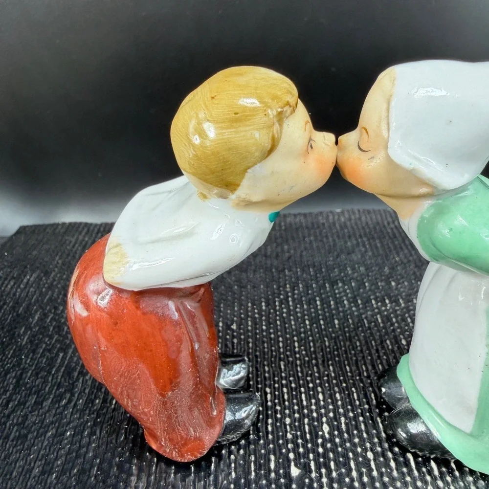 Vintage‎ Dutch Kissing Boy and Girl Figurine set 2 Ceramic Made in Japan Decor